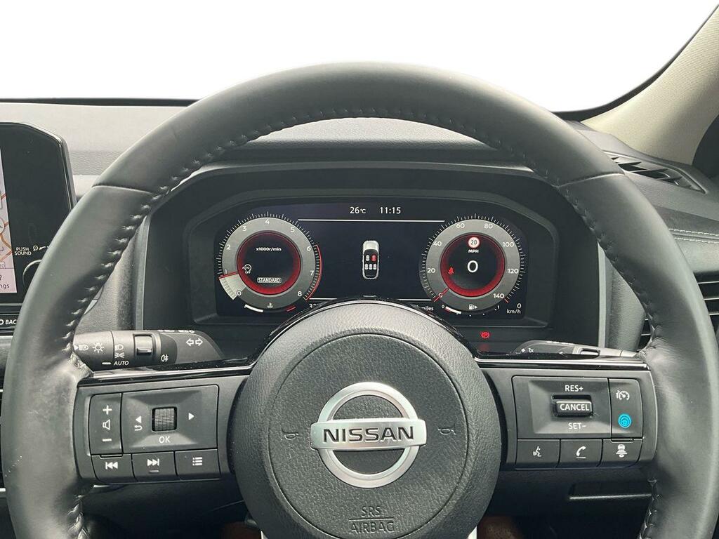 Nissan Qashqai Hatchback White #13