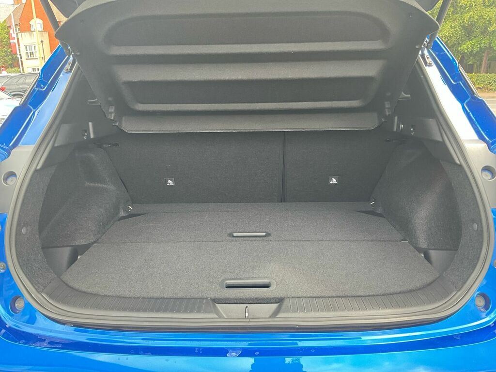 Nissan Qashqai Hatchback White #18