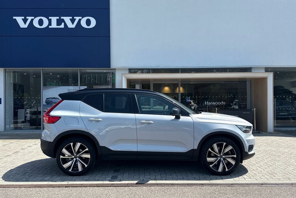 Volvo XC40 R Design Pro Black #2