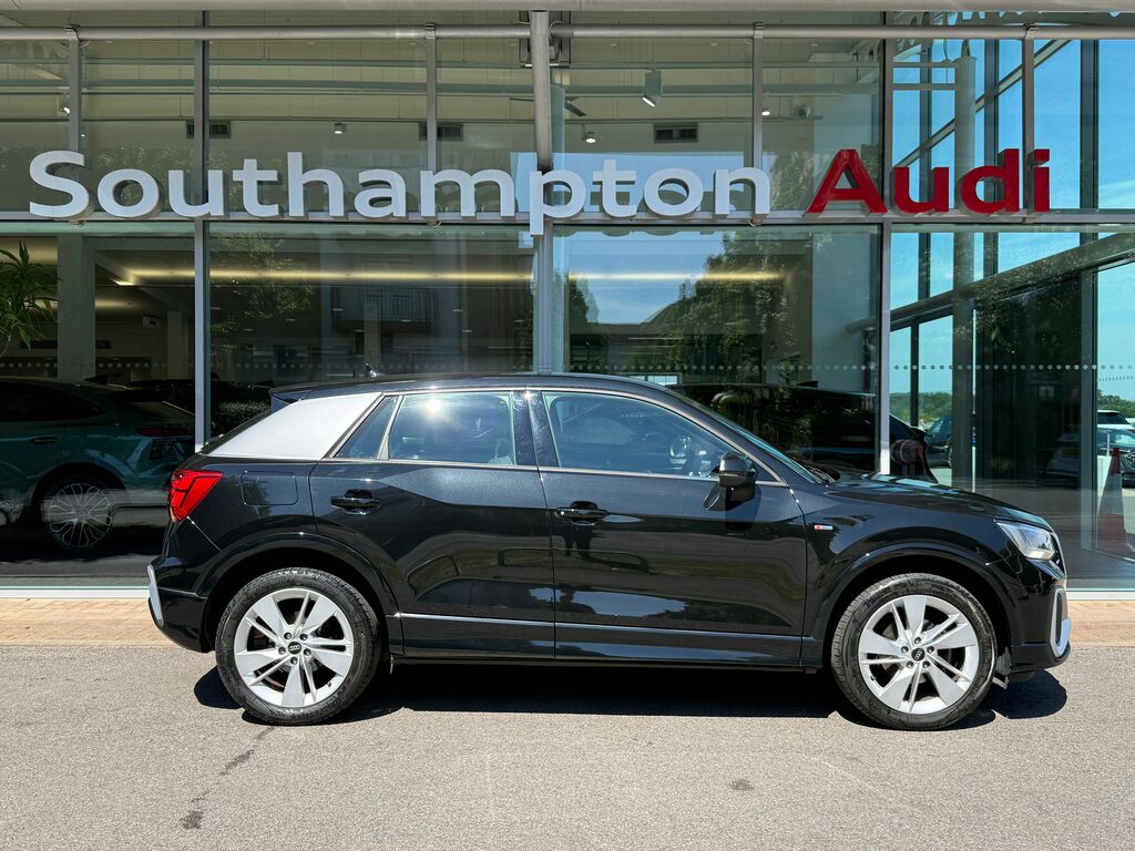 Audi Q2 S Line Black #2