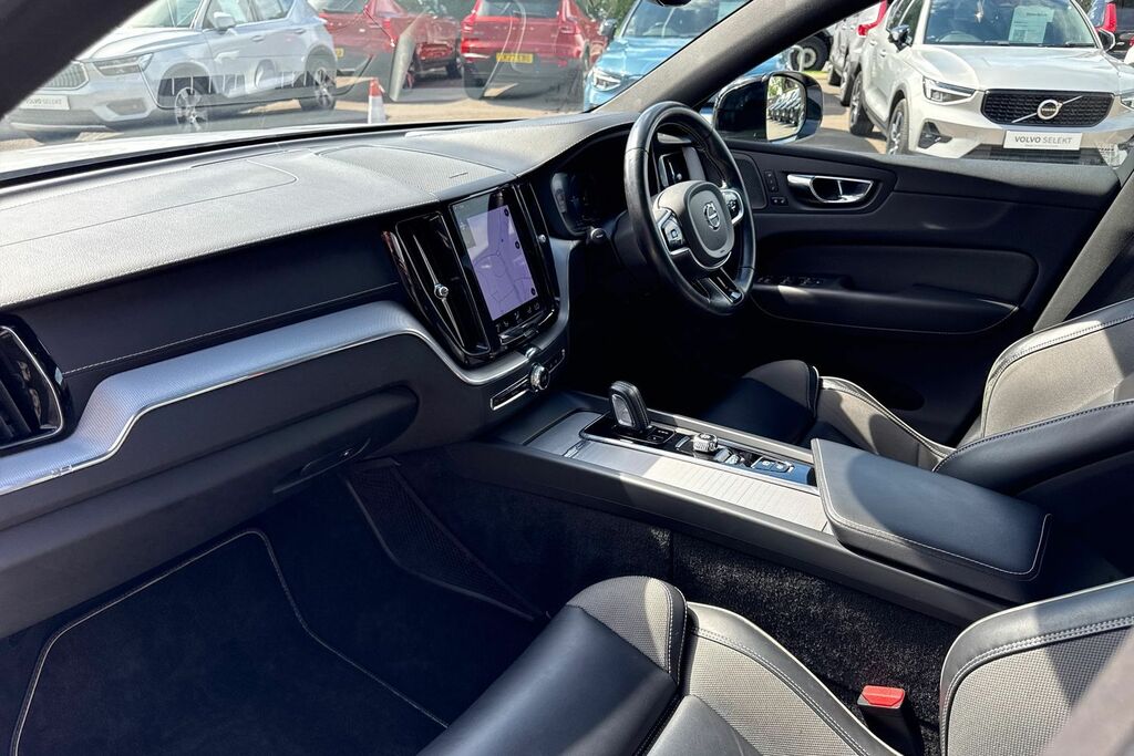 Volvo XC60 Momentum, B4 Mild Hybrid Rear Camera , Heated Se Red #28