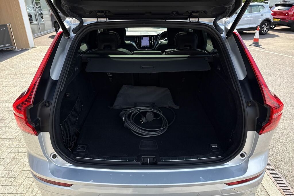Volvo XC60 Momentum, B4 Mild Hybrid Rear Camera , Heated Se Red #19
