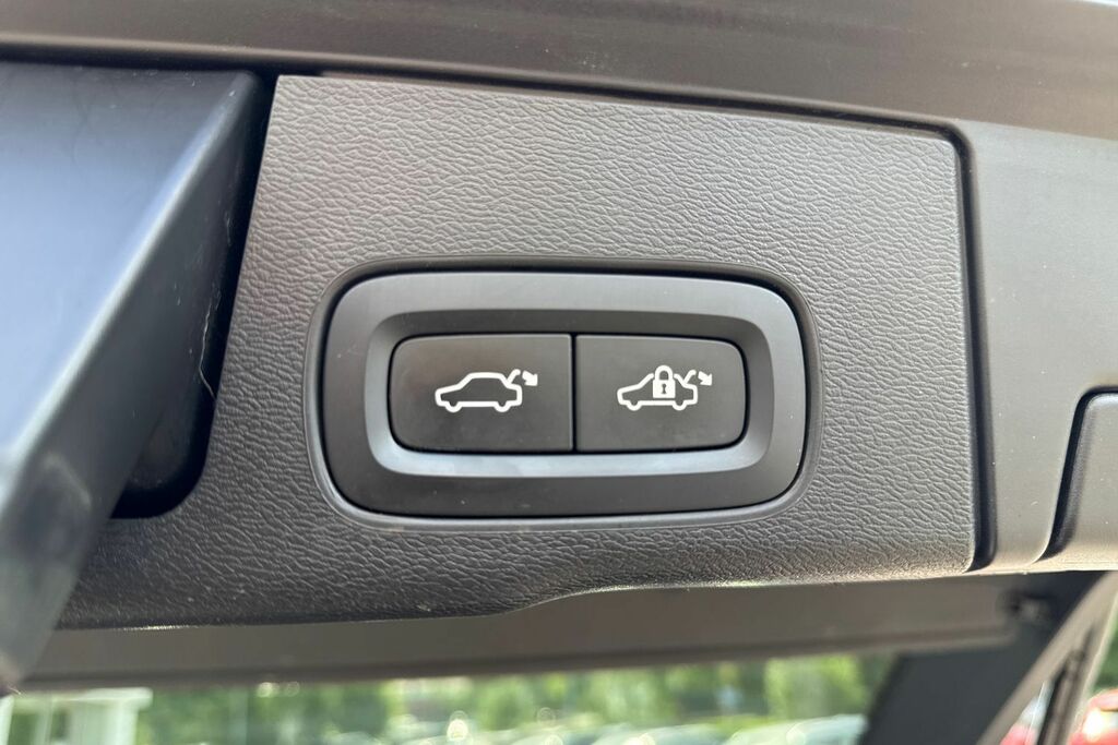 Volvo XC60 Momentum, B4 Mild Hybrid Rear Camera , Heated Se Red #22