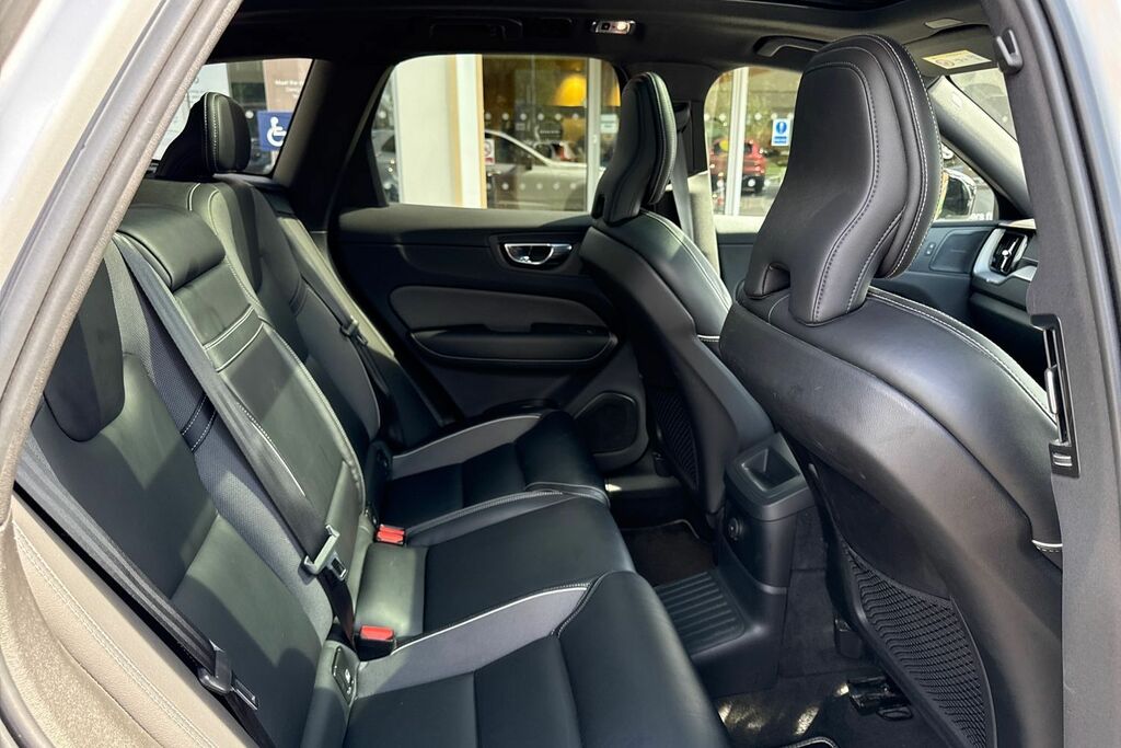 Volvo XC60 Momentum, B4 Mild Hybrid Rear Camera , Heated Se Red #24