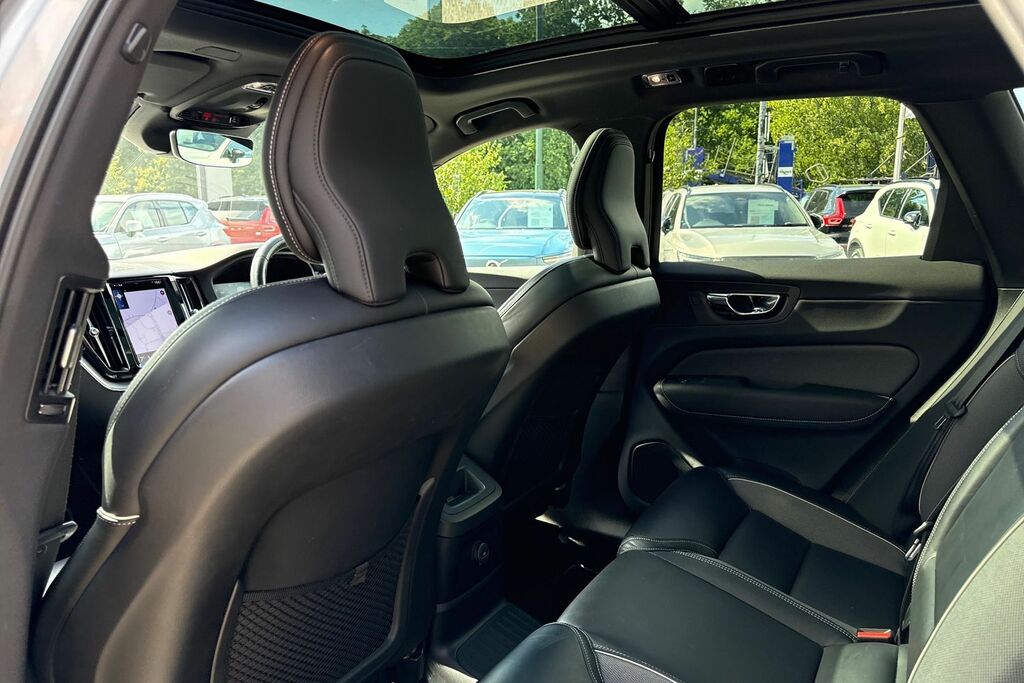 Volvo XC60 Momentum, B4 Mild Hybrid Rear Camera , Heated Se Red #32