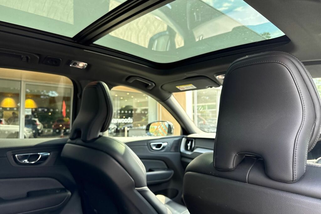 Volvo XC60 Momentum, B4 Mild Hybrid Rear Camera , Heated Se Red #25