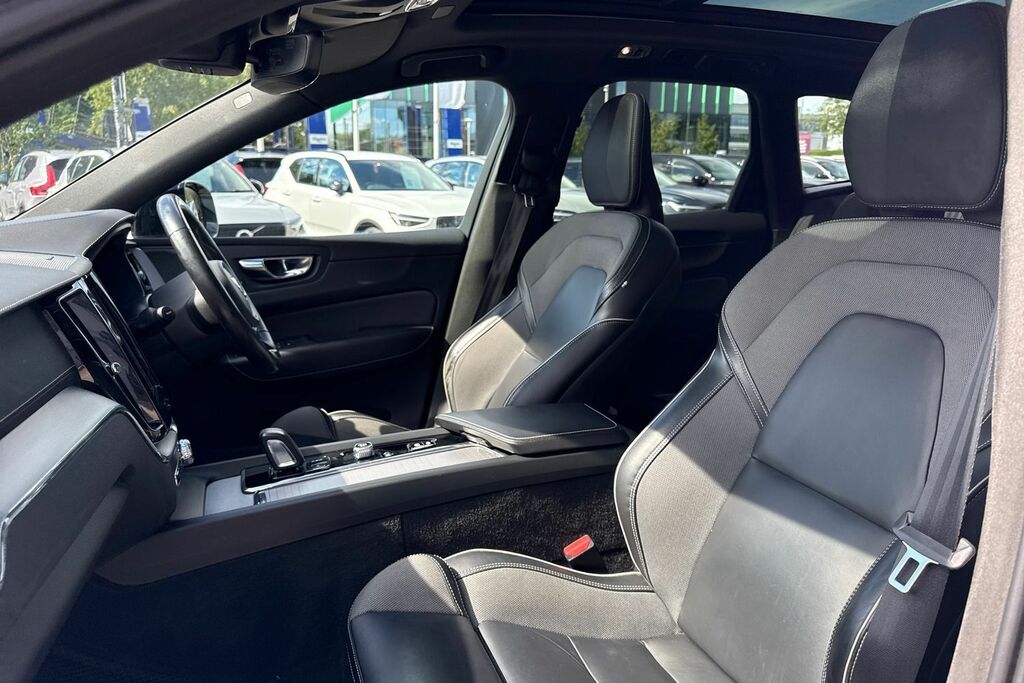 Volvo XC60 Momentum, B4 Mild Hybrid Rear Camera , Heated Se Red #29