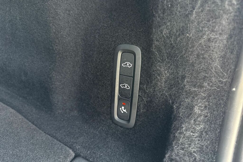 Volvo XC60 Momentum, B4 Mild Hybrid Rear Camera , Heated Se Red #20