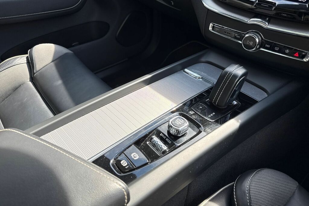 Volvo XC60 Momentum, B4 Mild Hybrid Rear Camera , Heated Se Red #47