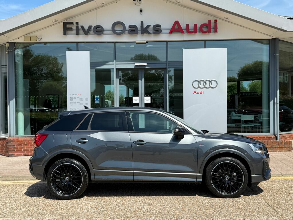 Audi Q2 Black Edition LR25UXW Black #2