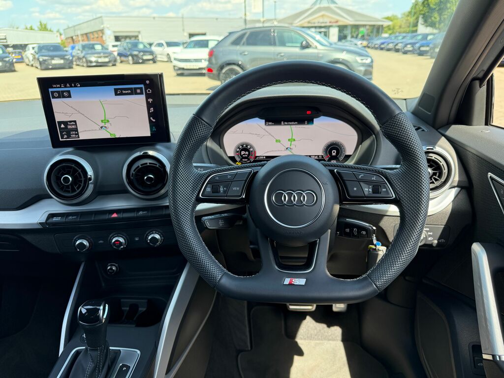 Audi Q2 Black Edition LR25UXW Black #5