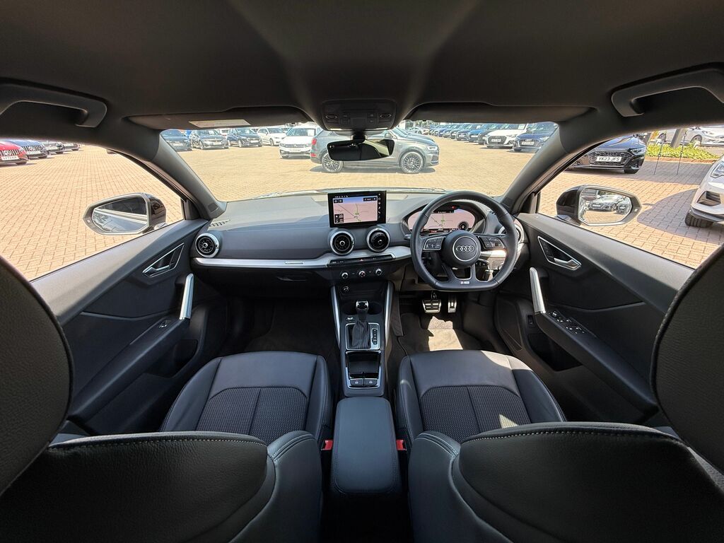 Audi Q2 Black Edition LR25UXW Black #3