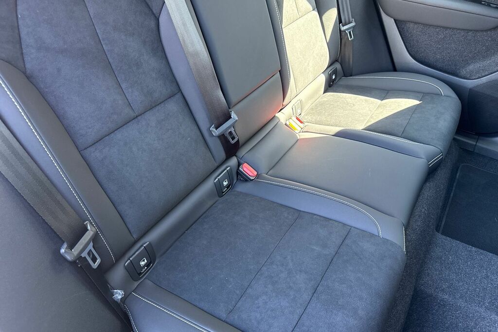 Volvo XC40 B3 P Ultra Dark Sunroof, Harmankardon Sound, 3 Silver #24