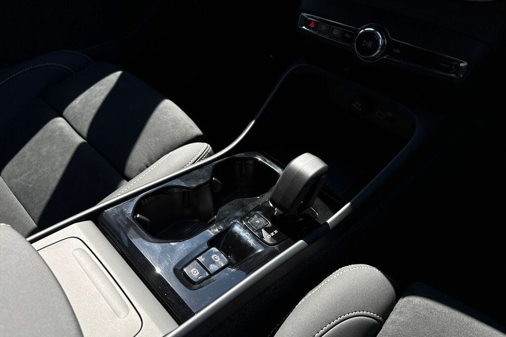 Volvo XC40 B3 P Ultra Dark Sunroof, Harmankardon Sound, 3 Silver #42