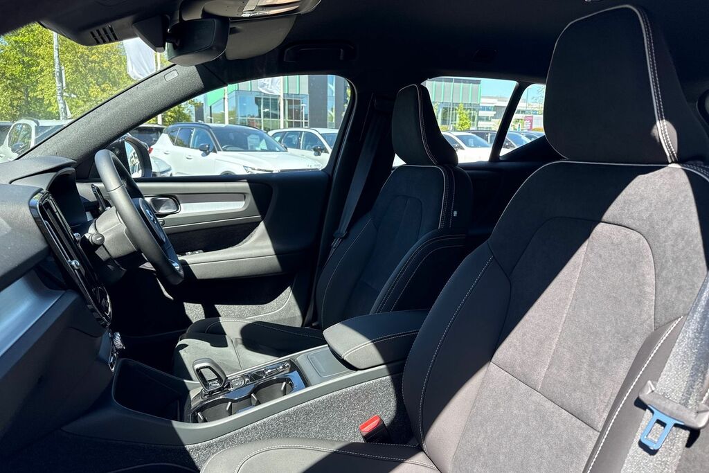 Volvo XC40 B3 P Ultra Dark Sunroof, Harmankardon Sound, 3 Silver #28