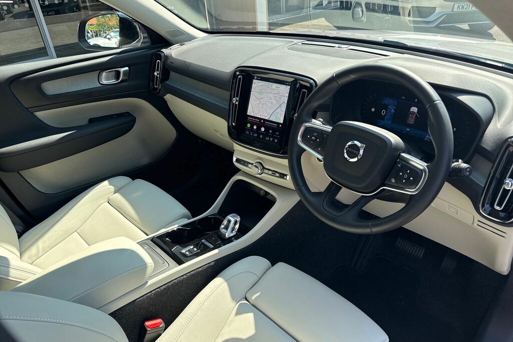 Volvo XC40 Plus Black #6
