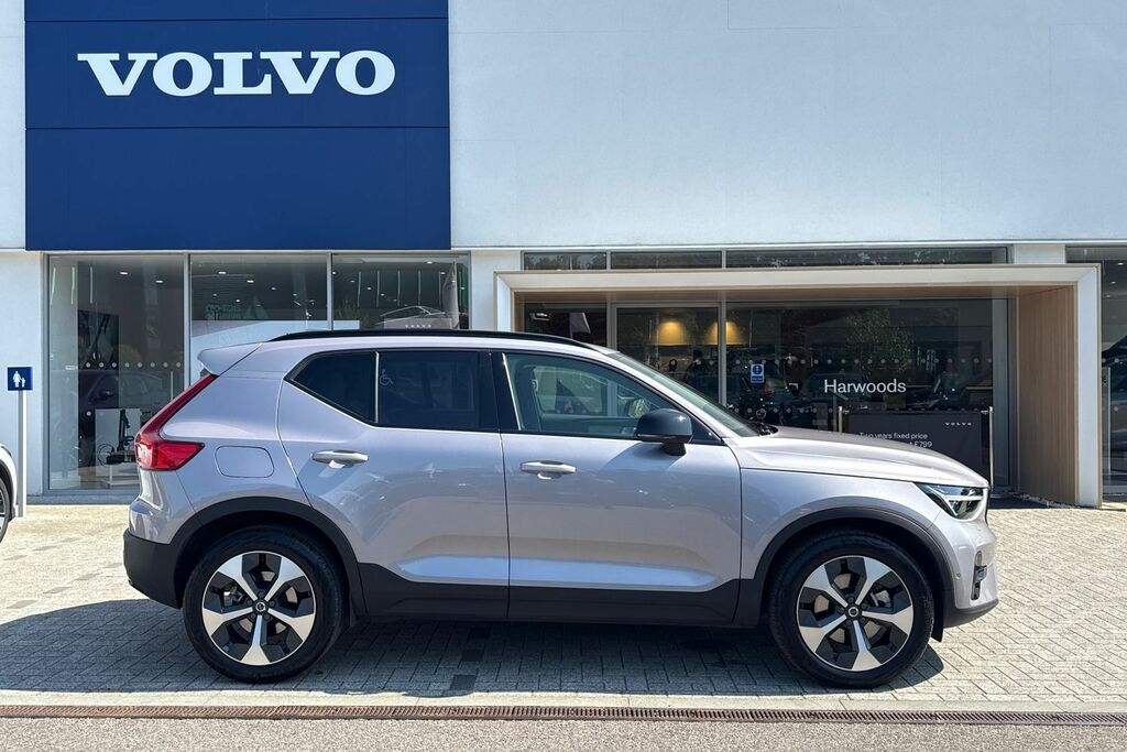 Volvo XC40 Plus Black #2