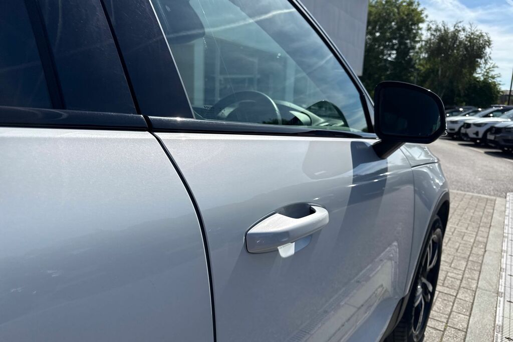 Volvo XC40 1.5 T3 163 R Design Geartronic Estate Black #17