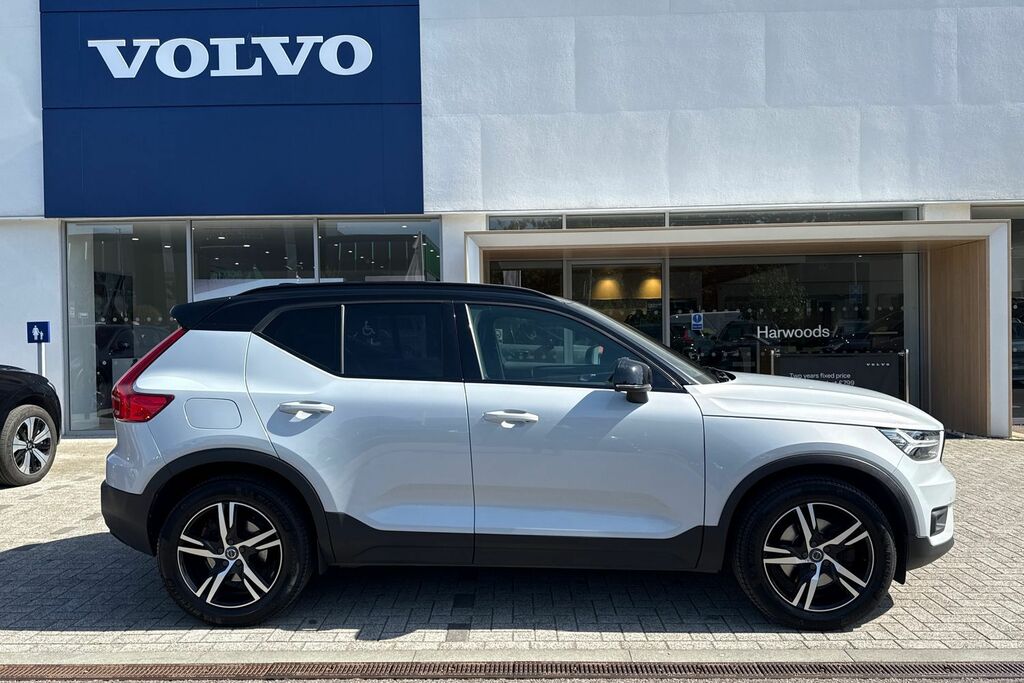 Volvo XC40 R Design Black #2