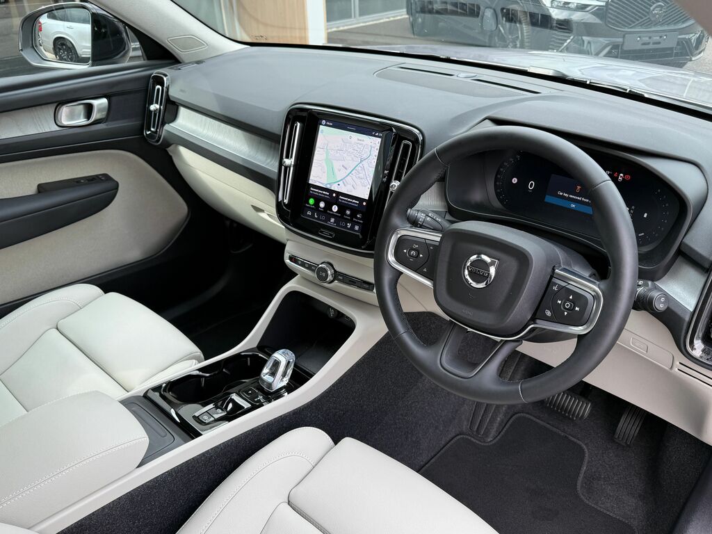 Volvo XC40 Plus Black #6