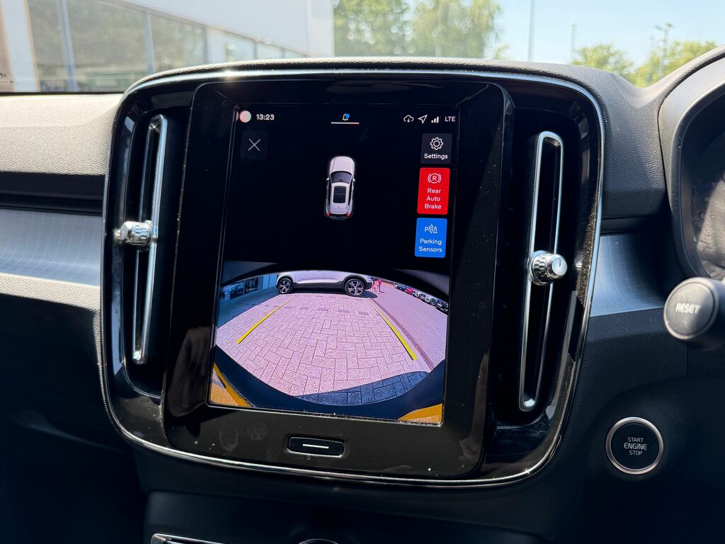 Volvo XC40 Plus Black #3