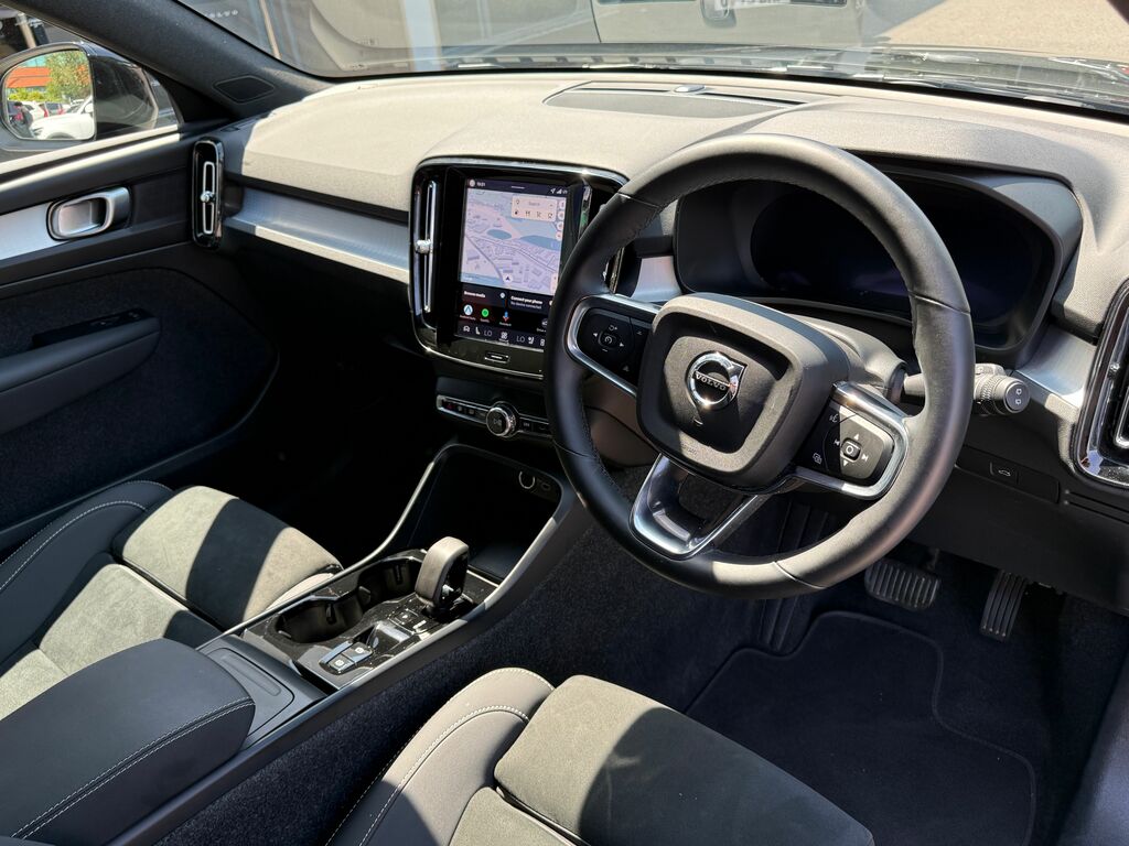 Volvo XC40 Plus Black #5