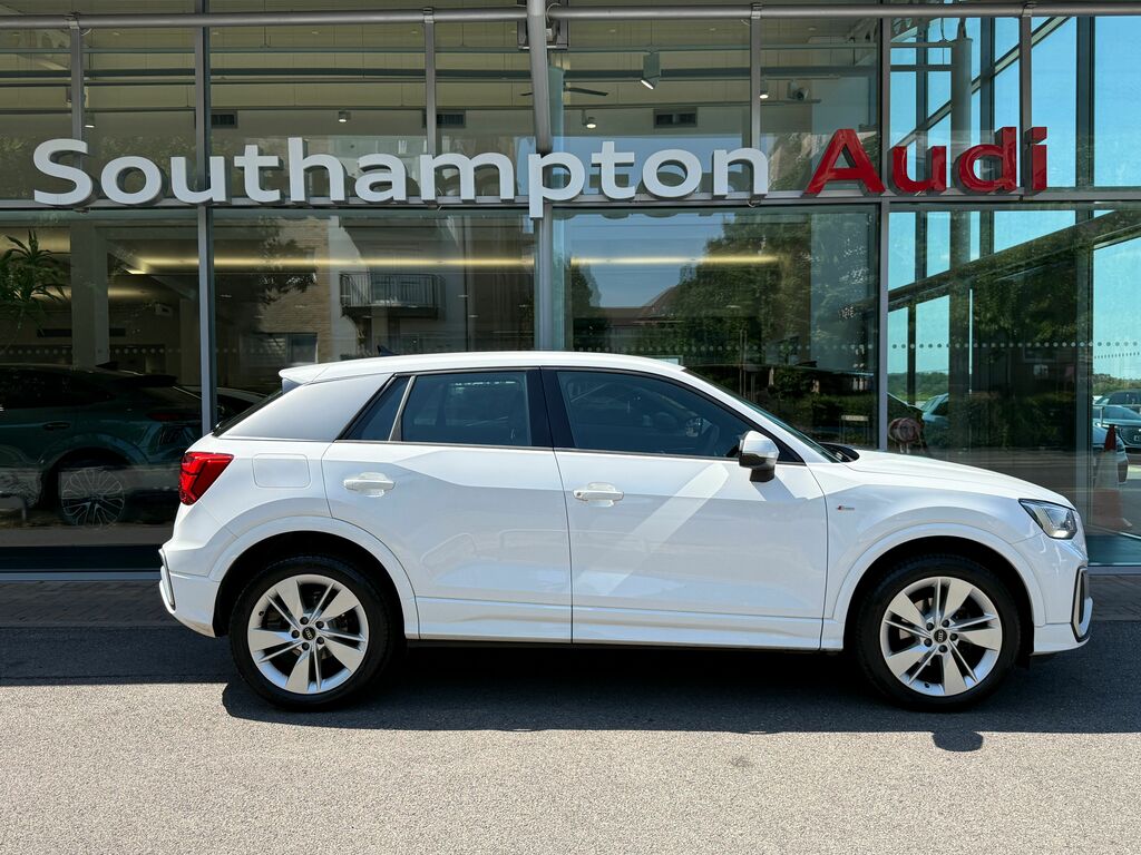 Audi Q2 S Line Black #2