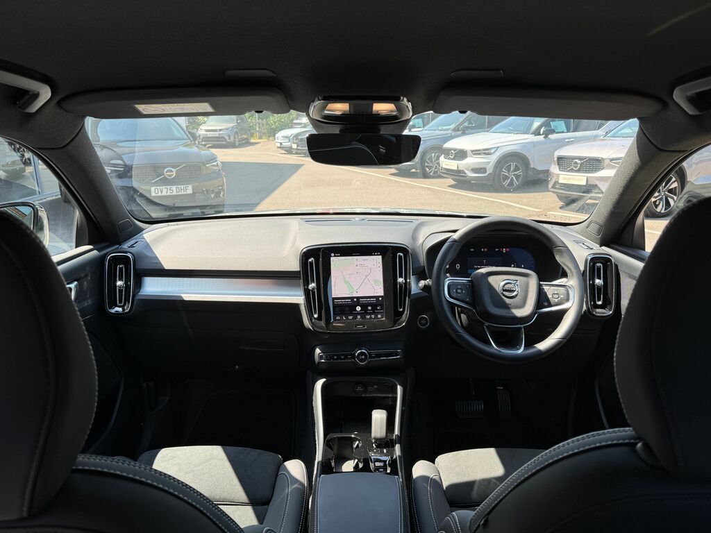Volvo XC40 Plus Black #2