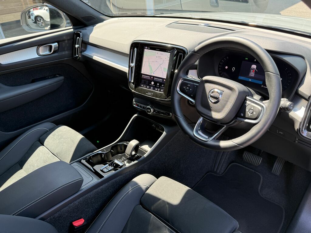 Volvo XC40 Plus Black #5