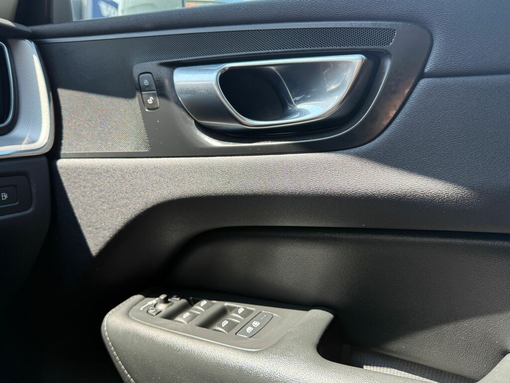 Volvo XC60 Core Black #40
