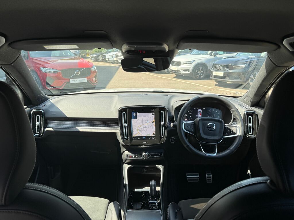 Volvo XC40 R Design Pro Black #2