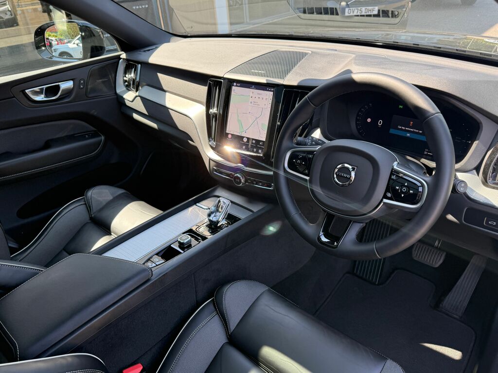 Volvo XC60 Plus Black Edition Black #5