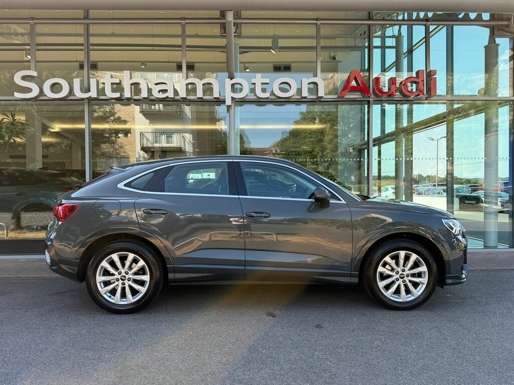 Audi Q3 Sport Black #4