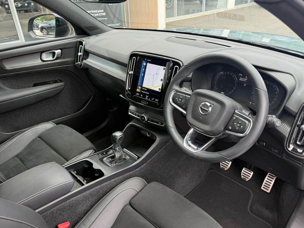 Volvo XC40 R Design Black #4