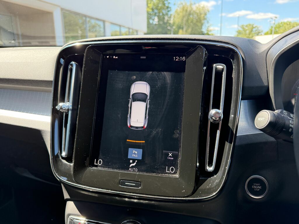 Volvo XC40 Momentum Black #3