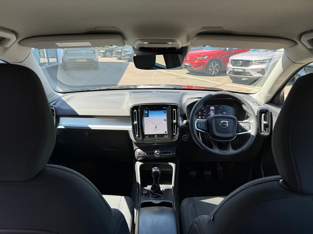 Volvo XC40 Momentum Black #2