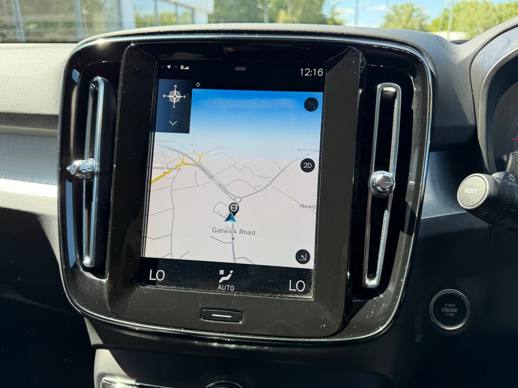 Volvo XC40 Momentum Black #4