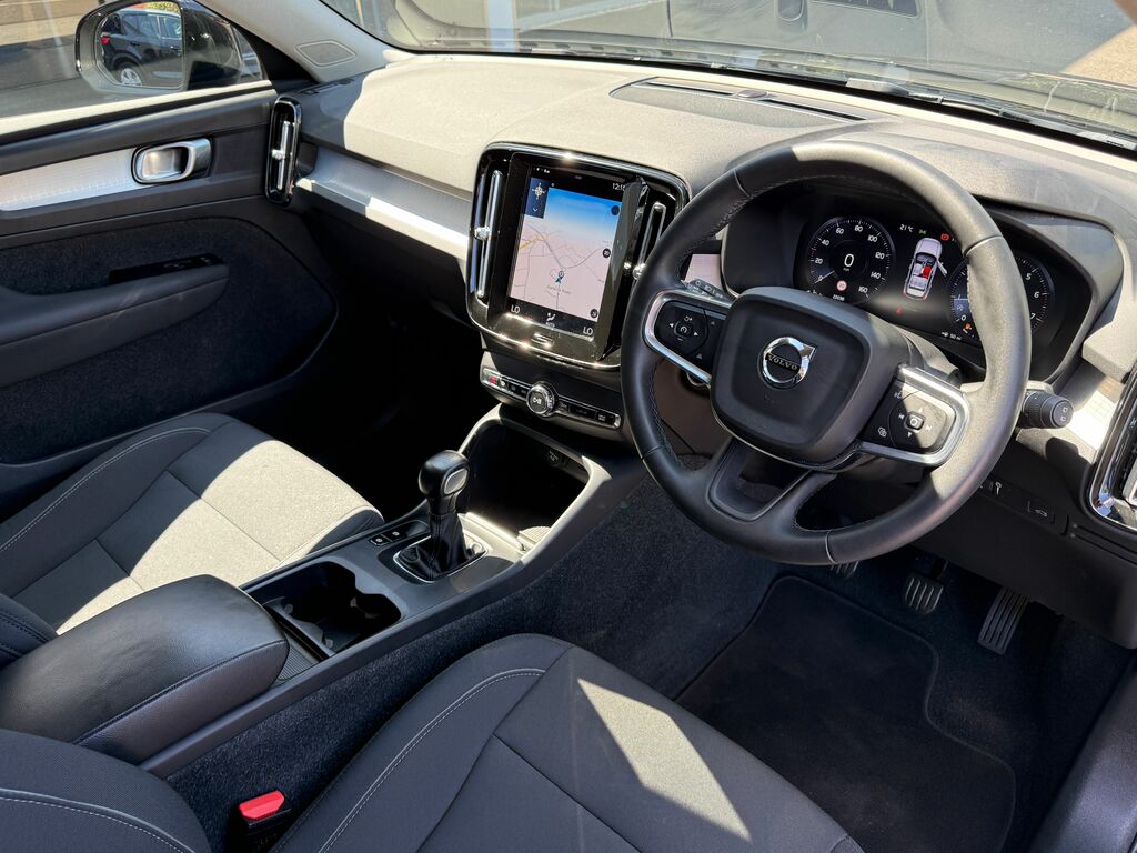 Volvo XC40 Momentum Black #5