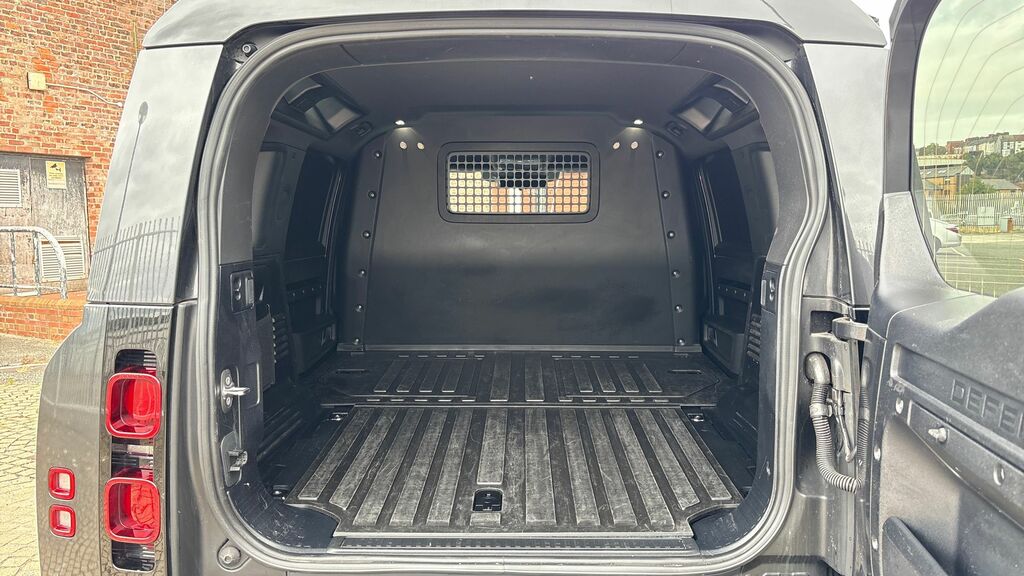 Land Rover Defender 110 D300 X-dynamic Hse Silver #10