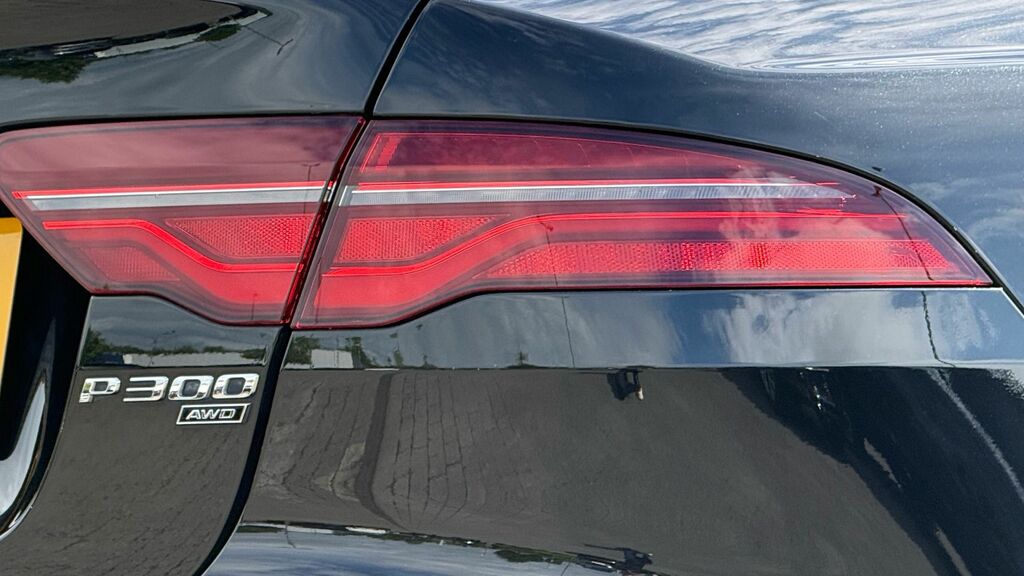 Jaguar XE 2.0 P300 R-dynamic Hse Awd 2022 Black #19