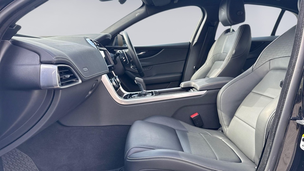 Jaguar XE P300 R-dynamic Hse Awd Santorini Black Black #3