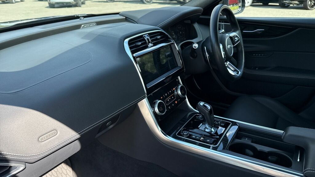 Jaguar XE 2.0 P300 R-dynamic Hse Awd 2022 Black #38