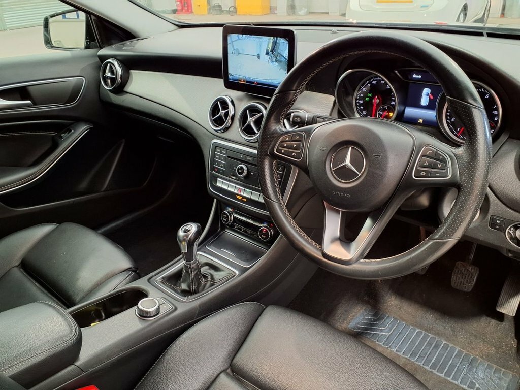 Mercedes-Benz GLA Class Gla 200 Amg Line Premium Red #9