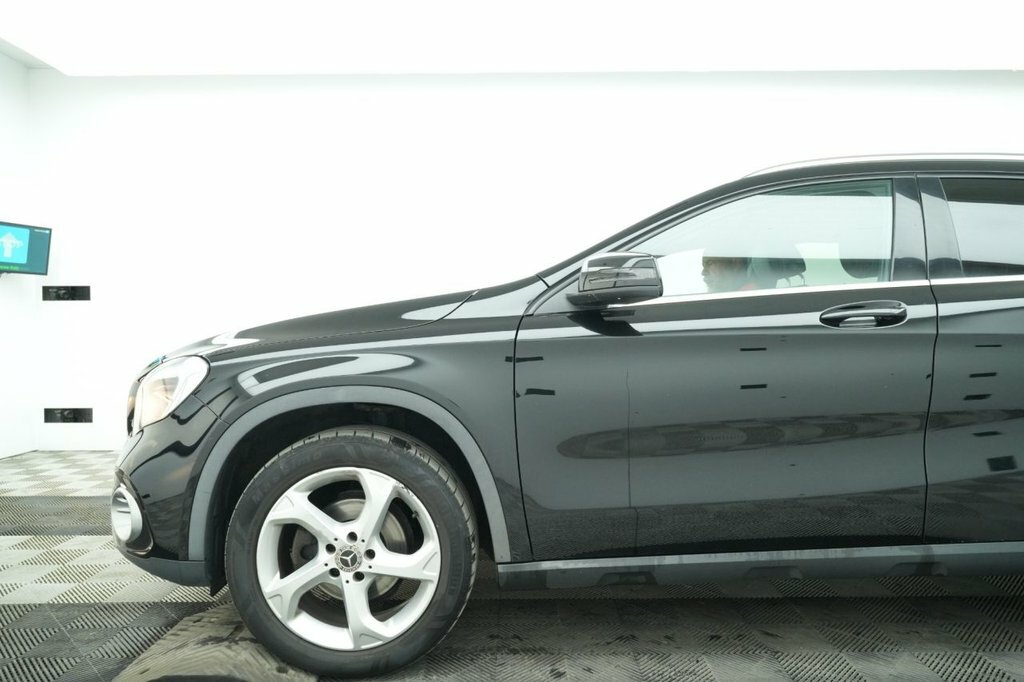 Mercedes-Benz GLA Class 1.6L Sport Black #4