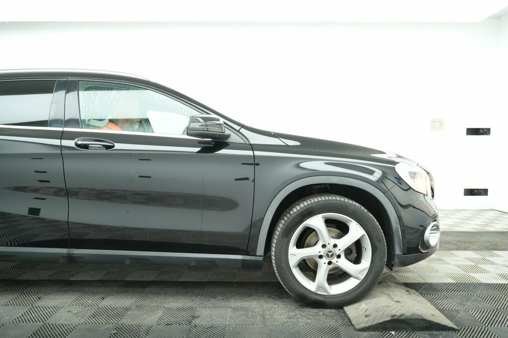 Mercedes-Benz GLA Class 1.6L Sport Black #3