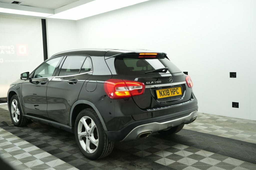 Mercedes-Benz GLA Class Gla 200 Amg Line Premium Red #8