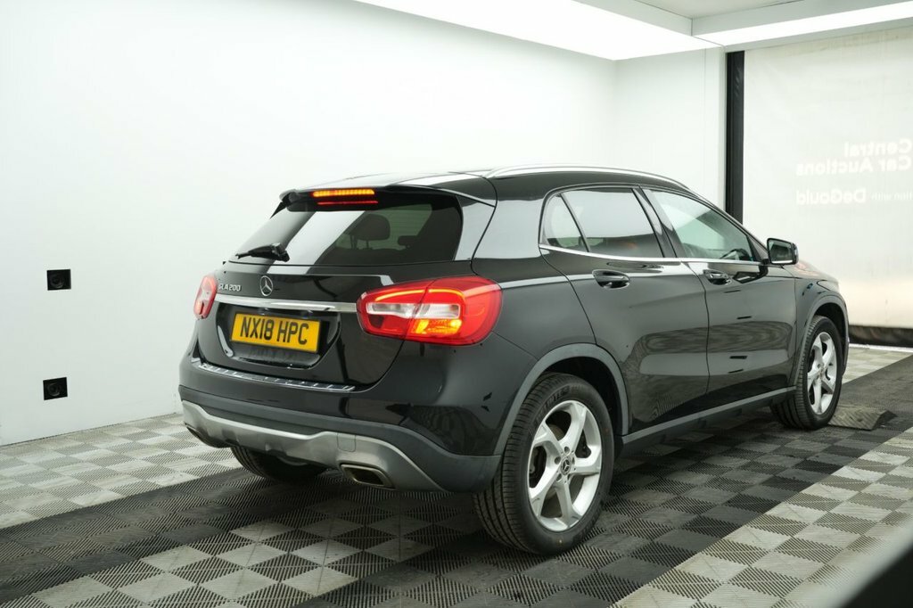 Mercedes-Benz GLA Class Gla 200 Amg Line Premium Red #7