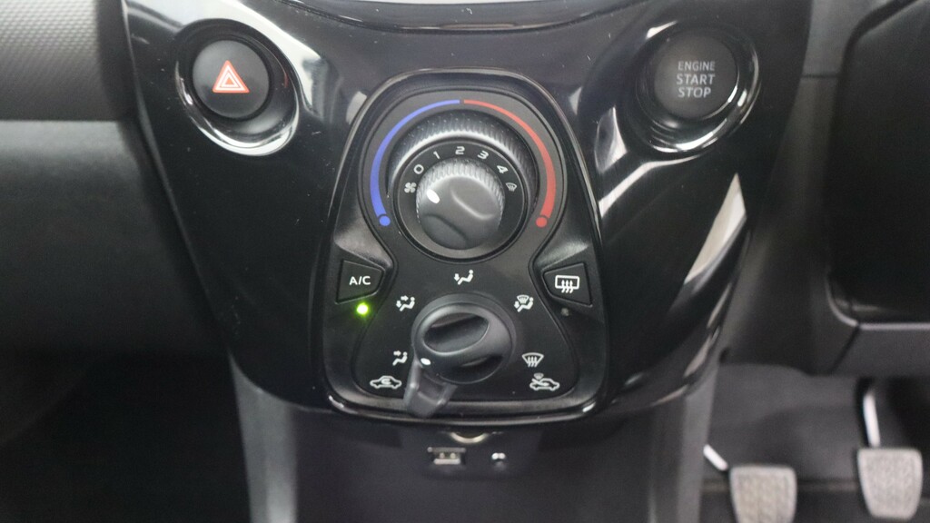 Peugeot 108 Peugeot 108 1.0 Allure Hatchback Red #17