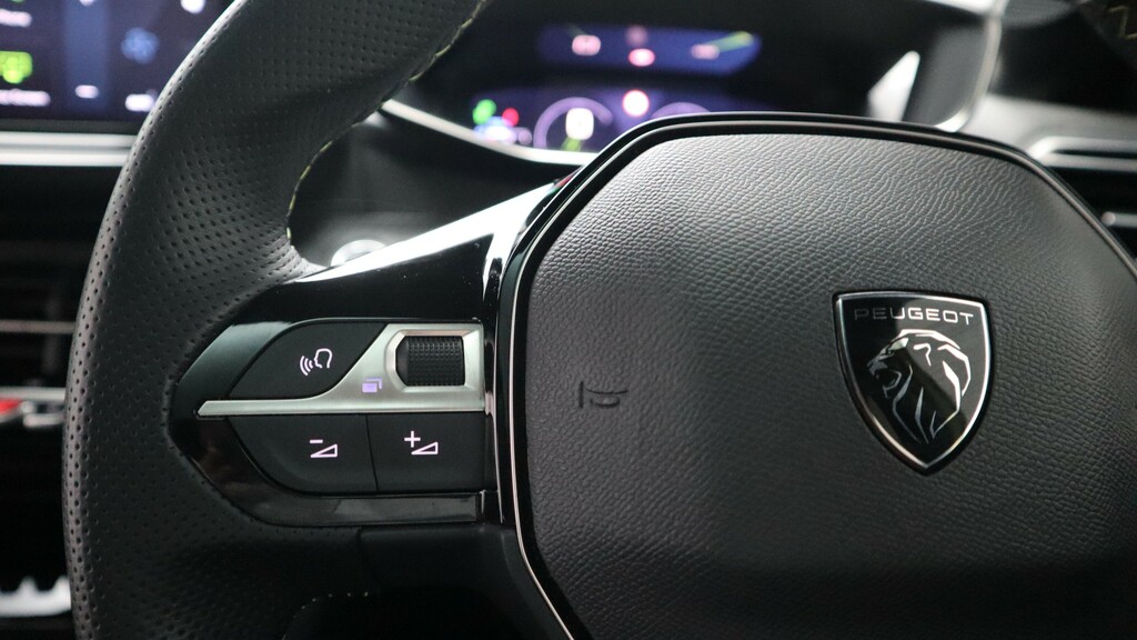 Peugeot 208 1.2 Puretech Active Black #12