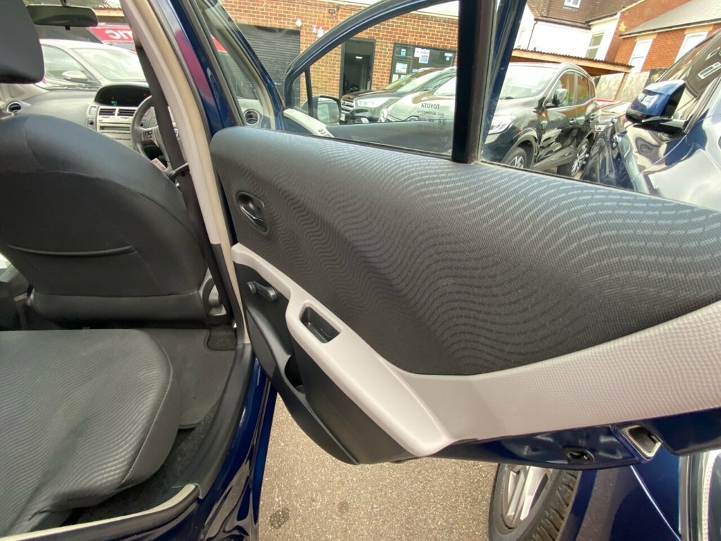 Toyota Yaris Hatchback Red #32